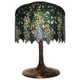 Tiffany Blue-Gray Wisteria Table Lamp de Louis Comfort Tiffany / Tomada de www.polyvore.com 